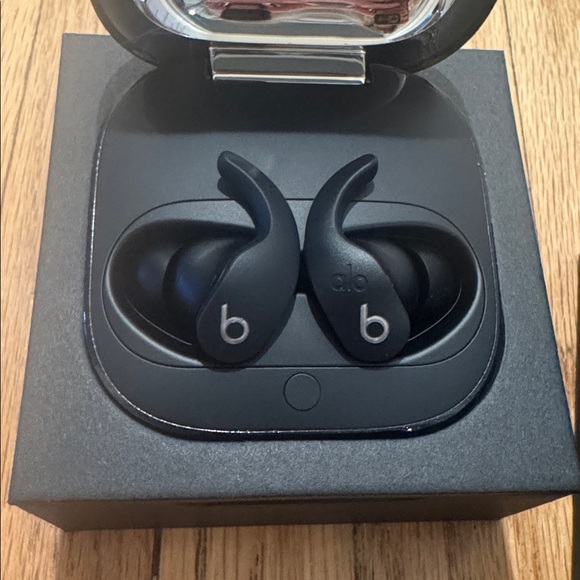 Alo Yoga X Beats Fit Pro Headphone - Picture 7 of 8